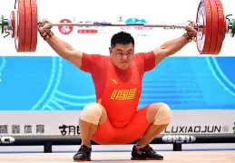 爱游戏体育 -举重热身赛掀起高潮，蓬莱白虎队逆转河套天狼队，高压逼抢奏功——争冠格局再洗牌(比武场上什么混着盛夏的热浪扑面而来了)
