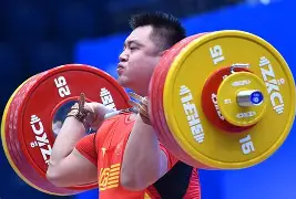 举重热身赛掀起高潮，蓬莱白虎队逆转河套天狼队，高压逼抢奏功——争冠格局再洗牌(比武场上什么混着盛夏的热浪扑面而来了)