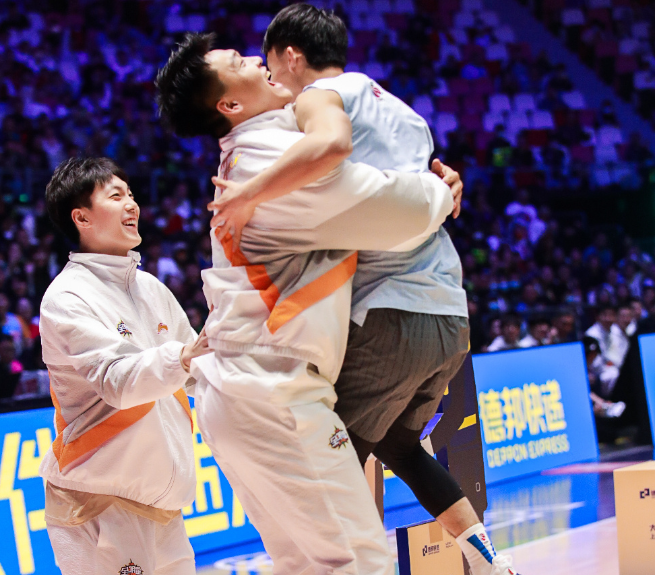 关于印第安纳步行者训练开放日，赛前刷新队史纪录引欢呼，欧联在即，更衣室氛围转暖的信息